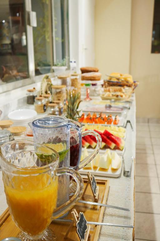 Buffet de café da manhã com frutas, pães e sucos