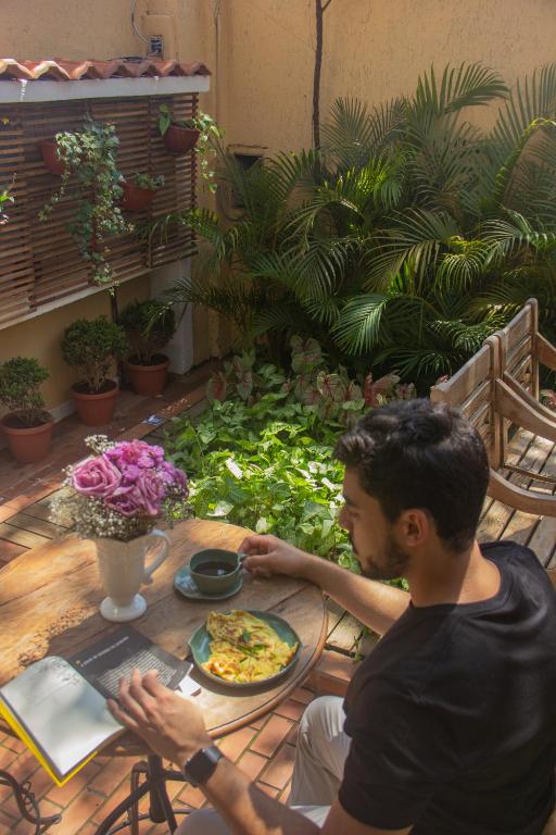 Hóspede servindo-se do café da manhã no refeitório