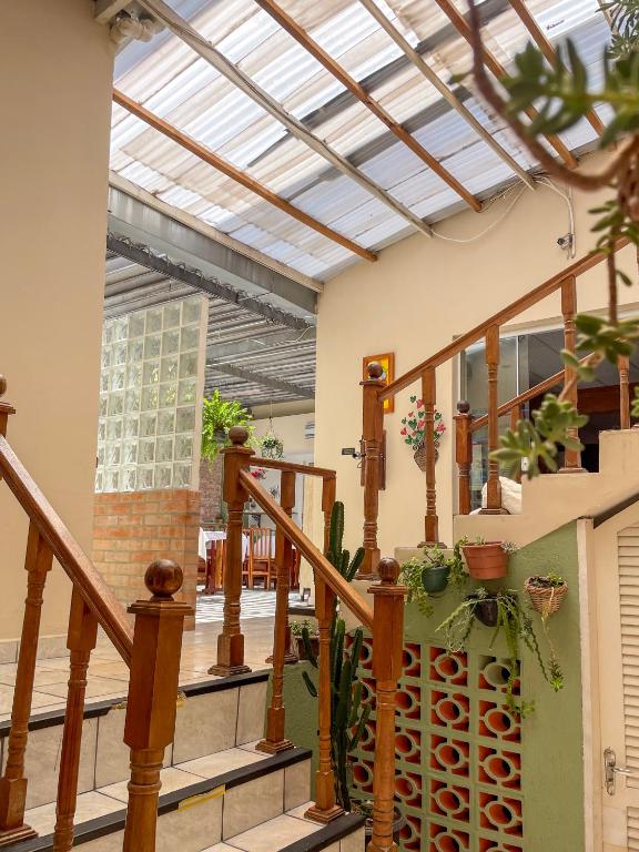 Escada interna com plantas e claraboia na Pousada dos Franceses