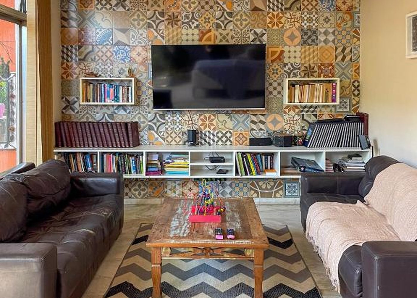 Sala de estar com TV e biblioteca