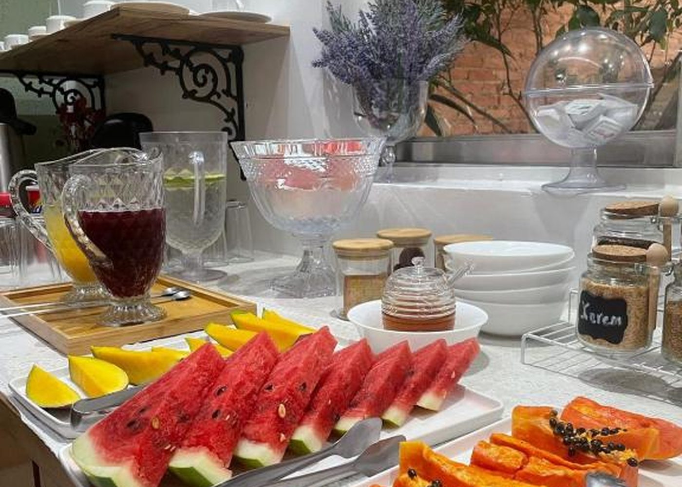 Café da manhã com frutas frescas e sucos